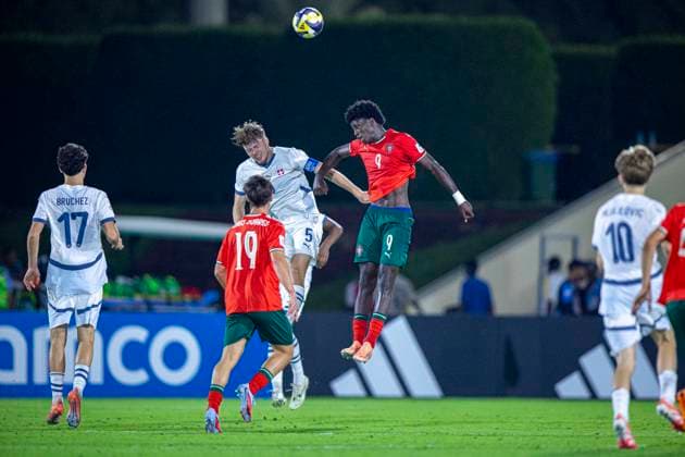 Football FIFA World Cup U17, U 17 World Cup Qatar 2025, Portugal vs Switzerland quarter-final Anisio Cabral Portugal, 9 Gil Zufferey Switzerland, 5 Copyright: xRedhaxHosnixSegganix