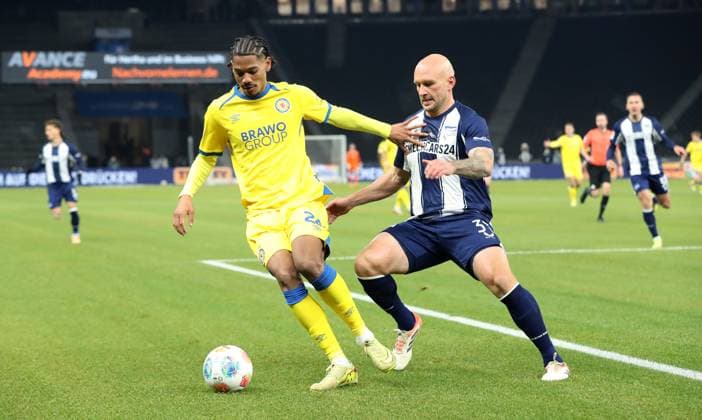 Sidi Sane on the ball, Toni Leistner duel Match scene Action Sport Football Soccer DFL 2 Bundesliga Men 13 Matchday Season 2025 2026 21 11 2025 Hertha BSC Berlin vs Eintracht Braunschweig BTSV DFL regulations prohibit any use of photographs as image sequences and or quasi video
