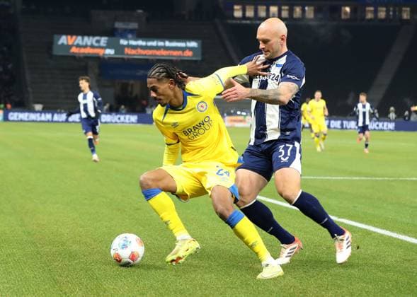 Sidi Sane on the ball, Toni Leistner duel Match scene Action Sport Football Soccer DFL 2 Bundesliga Men 13 Matchday Season 2025 2026 21 11 2025 Hertha BSC Berlin vs Eintracht Braunschweig BTSV DFL regulations prohibit any use of photographs as image sequences and or quasi video