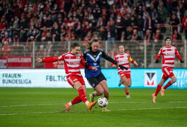 Soccer, Women, Season 2025 2026, Google Pixel Women Bundesliga 11 Matchday , 1 FC Union Berlin Hamburger SV, v l Sophie Weidauer 1 Women 1 FC Union , Victoria Schulz Hamburger SV , 21 11 2025, Copyright: xMatthiasxKochx