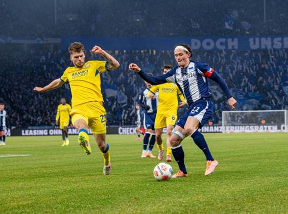 Soccer, Men, Season 2025 2026, 2 Bundesliga 13 Matchday , Hertha BSC Eintracht Braunschweig, v l Kevin Ehlers Braunschweig , Fabian Reese Hertha BSC , 21 11 2025, Copyright: xSebastianxRäppold MatthiasxKochx