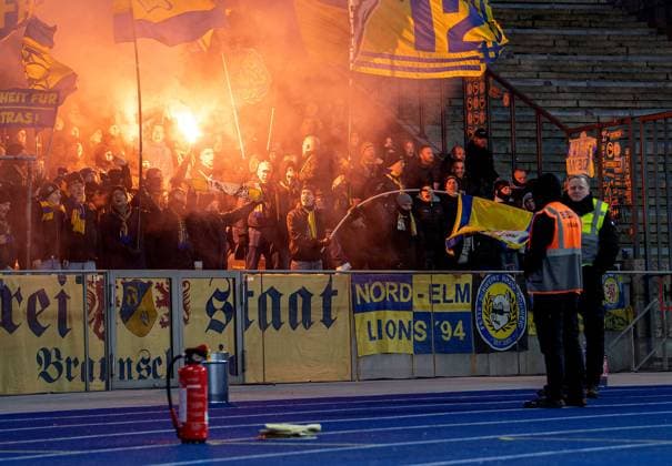 Soccer, Men, Season 2025 2026, 2 Bundesliga 13 Matchday , Hertha BSC Eintracht Braunschweig, Fans of Braunschweig ignite pyrotechnics, 21 11 2025, Copyright: xSebastianxRäppold MatthiasxKochx