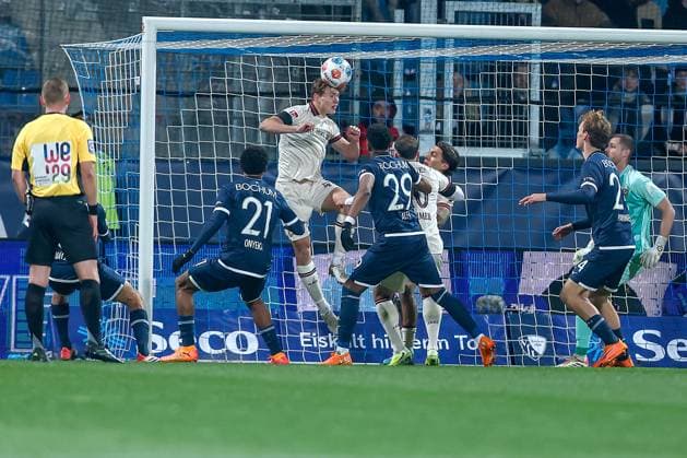 21 10 2025, Football, VfL Bochum SG Dynamo Dresden, 2 Football Bundesliga, Vonovia Ruhrstadion, Season 2025 2026 Friedrich Müller Dynamo Dresden 42 defends in the penalty area DFB regulations prohibit any use of photographs as image sequences and or quasi video North Rhine-Westphalia Germany