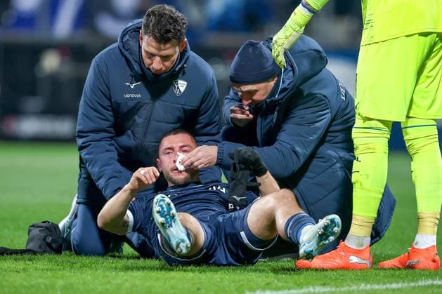 21 10 2025, Football, VfL Bochum SG Dynamo Dresden, 2 Fußball Bundesliga, Vonovia Ruhrstadion, Saison 2025 2026 Maximilian Wittek VfL Bochum 32 lies injured on the pitch with bleeding nose Injured pain injury nosebleed facial injury DFB regulations prohibit any use of photographs as image sequences and or quasi video Nordrhein Westfalen Germany