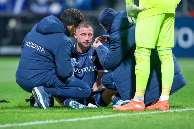 21 10 2025, Football, VfL Bochum SG Dynamo Dresden, 2 Fußball Bundesliga, Vonovia Ruhrstadion, Saison 2025 2026 Maximilian Wittek VfL Bochum 32 lies injured on the pitch with bleeding nose Injured pain injury nosebleed facial injury DFB regulations prohibit any use of photographs as image sequences and or quasi video Nordrhein Westfalen Germany