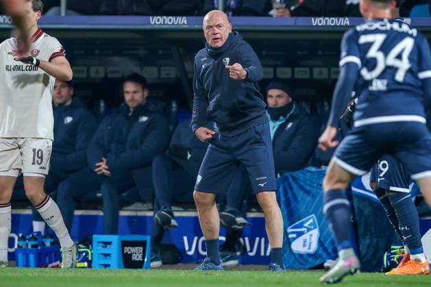 21 10 2025, Football, VfL Bochum SG Dynamo Dresden, 2 Fußball Bundesliga, Vonovia Ruhrstadion, Saison 2025 2026 Head coach Uwe Rösler VfL Bochum hc gesticulating on the sidelines DFB regulations prohibit any use of photographs as image sequences and or quasi video Nordrhein Westfalen Germany