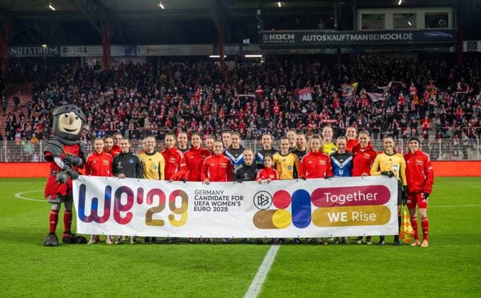 Soccer, Women, Season 2025 2026, Google Pixel Women Bundesliga 11 Matchday , 1 FC Union Berlin Hamburger SV, both teams before the match, WE 29, Bid of the German Football Association DFB for the UEFA Womens EURO 2029, Together WE Rise, 21 11 2025, Copyright: xMatthiasxKochx