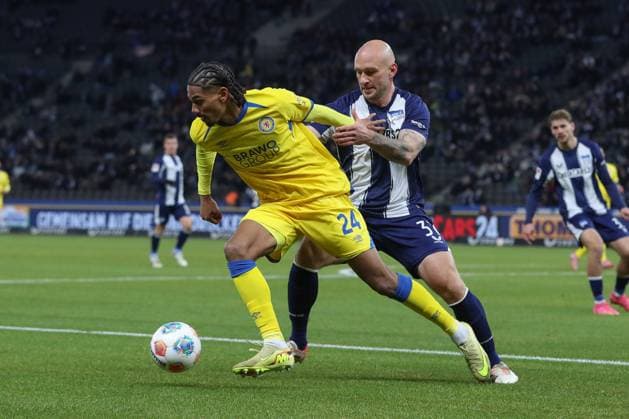 21 11 2025, xtgx, Soccer 2 Bundesliga Hertha BSC Berlin Eintracht Braunschweig emspor, v l Sidi Sane Braunschweig, 24 , Toni Leistner Hertha, 37 DFL DFB REGULATIONS PROHIBIT ANY USE OF PHOTOGRAPHS as IMAGE SEQUENCES and or QUASI VIDEO Berlin