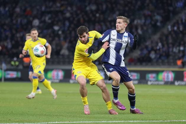 21 11 2025, xtgx, Fußball 2 Bundesliga Hertha BSC Berlin Eintracht Braunschweig emspor, v l Mehmet Aydin Braunschweig, 8 , Marten Winkler Hertha, 22 Zweikampf, Duell, Kampf, tackle DFL DFB REGULATIONS PROHIBIT ANY USE OF PHOTOGRAPHS as IMAGE SEQUENCES and or QUASI VIDEO Berlin