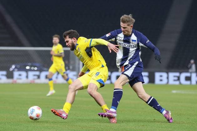 21 11 2025, xtgx, Fußball 2 Bundesliga Hertha BSC Berlin Eintracht Braunschweig emspor, v l Mehmet Aydin Braunschweig, 8 , Marten Winkler Hertha, 22 Zweikampf, Duell, Kampf, tackle DFL DFB REGULATIONS PROHIBIT ANY USE OF PHOTOGRAPHS as IMAGE SEQUENCES and or QUASI VIDEO Berlin