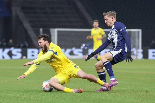 21 11 2025, xtgx, Fußball 2 Bundesliga Hertha BSC Berlin Eintracht Braunschweig emspor, v l Mehmet Aydin Braunschweig, 8 , Marten Winkler Hertha, 22 Zweikampf, Duell, Kampf, tackle DFL DFB REGULATIONS PROHIBIT ANY USE OF PHOTOGRAPHS as IMAGE SEQUENCES and or QUASI VIDEO Berlin