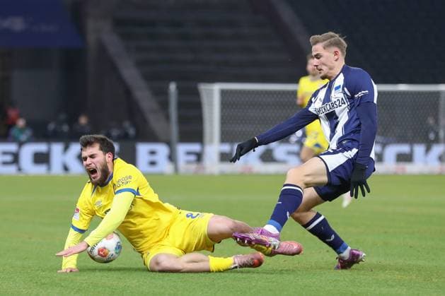 21 11 2025, xtgx, Fußball 2 Bundesliga Hertha BSC Berlin Eintracht Braunschweig emspor, v l Mehmet Aydin Braunschweig, 8 , Marten Winkler Hertha, 22 Zweikampf, Duell, Kampf, tackle DFL DFB REGULATIONS PROHIBIT ANY USE OF PHOTOGRAPHS as IMAGE SEQUENCES and or QUASI VIDEO Berlin