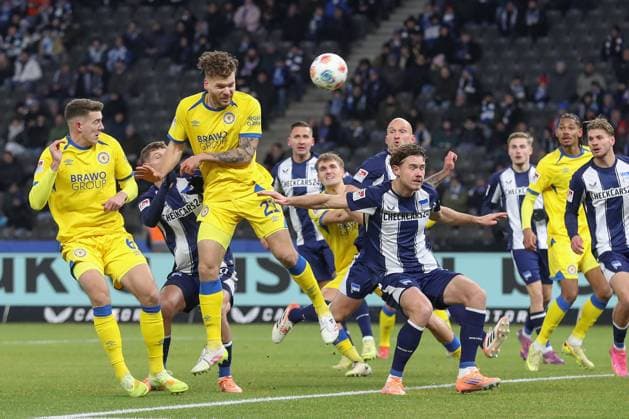 21 11 2025, xtgx, Soccer 2 Bundesliga Hertha BSC Berlin Eintracht Braunschweig emspor, v l Kevin Ehlers Braunschweig, 21 Kopfball DFL DFB REGULATIONS PROHIBIT ANY USE OF PHOTOGRAPHS as IMAGE SEQUENCES and or QUASI VIDEO Berlin