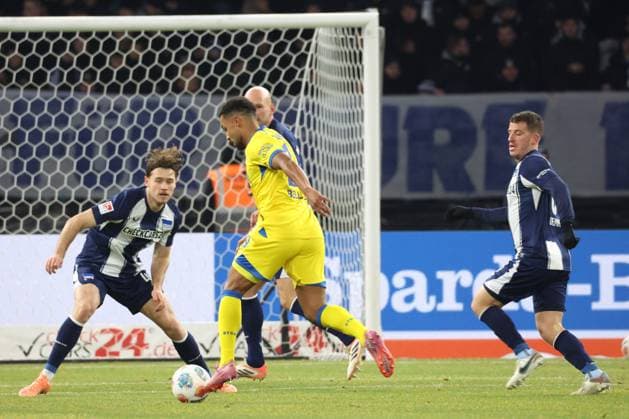 DEU, DFL, 2 FBL, Hertha BSC vs Eintracht Braunschweig, 21 11 2025, Berliner Olympiastadion, Berlin, DEU, DFL, 2 FBL, Hertha BSC vs Eintracht Braunschweig, im Bild Linus Gechter Hertha BSC Berlin 44 , Toni Leistner Hertha BSC Berlin 37 , Leon Bell Bell Eintracht Braunschweig 19 DFL regulations prohibit any use of Photographs as image sequences and or quasi video nordphotoxGmbHx xEngler nph00076