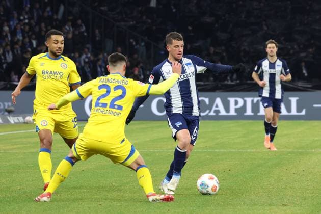 DEU, DFL, 2 FBL, Hertha BSC vs Eintracht Braunschweig, 21 11 2025, Berliner Olympiastadion, Berlin, DEU, DFL, 2 FBL, Hertha BSC vs Eintracht Braunschweig, im Bild Diego Demme Hertha BSC Berlin 6 , , Fabio di Michele Sanchez Eintracht Braunschweig 22 DFL regulations prohibit any use of Photographs as image sequences and or quasi video nordphotoxGmbHx xEngler nph00076