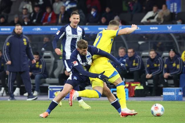DEU, DFL, 2 FBL, Hertha BSC vs Eintracht Braunschweig, 21 11 2025, Berliner Olympiastadion, Berlin, DEU, DFL, 2 FBL, Hertha BSC vs Eintracht Braunschweig, im Bild Michael Cuisance Hertha BSC Berlin 10 , Paul Seguin Hertha BSC Berlin 30 , Sven Koehler Eintracht Braunschweig 27 DFL regulations prohibit any use of Photographs as image sequences and or quasi video nordphotoxGmbHx xEngler nph00076