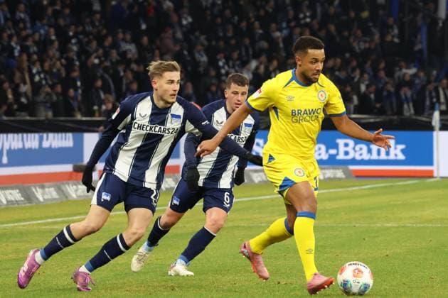 DEU, DFL, 2 FBL, Hertha BSC vs Eintracht Braunschweig, 21 11 2025, Berliner Olympiastadion, Berlin, DEU, DFL, 2 FBL, Hertha BSC vs Eintracht Braunschweig, pictured Marten Winkler Hertha BSC Berlin 22 , Diego Demme Hertha BSC Berlin 6 , Leon Bell Bell Eintracht Braunschweig 19 DFL regulations prohibit any use of Photographs as image sequences and or quasi video nordphotoxGmbHx xEngler nph00076