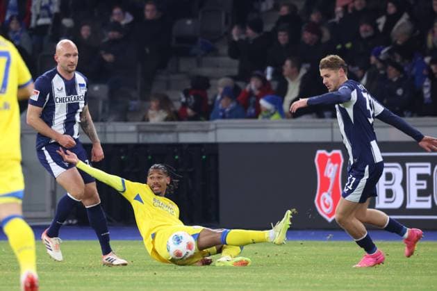 DEU, DFL, 2 FBL, Hertha BSC vs Eintracht Braunschweig, 21 11 2025, Berliner Olympiastadion, Berlin, DEU, DFL, 2 FBL, Hertha BSC vs Eintracht Braunschweig, im Bild Toni Leistner Hertha BSC Berlin 37 , Marton Dardai Hertha BSC Berlin 31 , Jon Dabur Thorsteinsson Hertha BSC Berlin 24 DFL regulations prohibit any use of Photographs as image sequences and or quasi video nordphotoxGmbHx xEngler nph00076