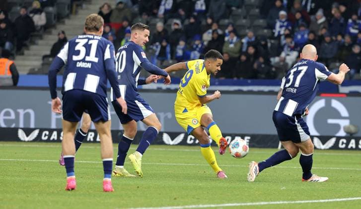 Marton Dardai, Paul Seguin, Leon Bell Bell shoots, Toni Leistner duel Match scene Action Sport Soccer Football DFL 2 Bundesliga Men 13 Matchday Season 2025 2026 21 11 2025 Hertha BSC Berlin vs Eintracht Braunschweig BTSV DFL regulations prohibit any use of photographs as image sequences and or quasi video