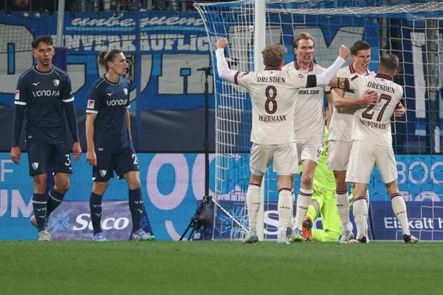 2 Bundesliga VfL Bochum SG Dynamo Dresden on 21 11 2025 at the Vonovia Ruhrstadion in Bochum Cheering, goal celebration, goal scorer, goal scorer Alexander Rossipal Dresden 19 cheers with the team after his goal for 0 to 1, here with Luca Herrmann Dresden 8 and Niklas Hauptmann Dresden 27 Noah Loosli Bochum 20 and Cajetan Lenz Bochum 34 are dissatisfied, disappointed, disappointed, depressed MH