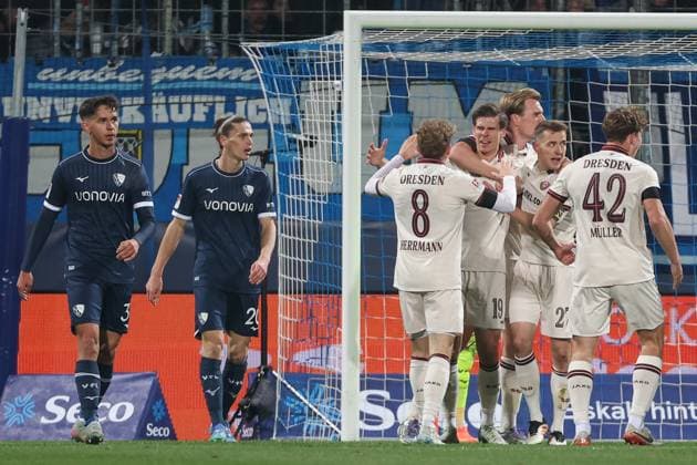 2 Bundesliga VfL Bochum SG Dynamo Dresden on 21 11 2025 at the Vonovia Ruhrstadion in Bochum Cheering, goal celebration, goal scorer, goal scorer Alexander Rossipal Dresden 19 cheers with the team after his goal for 0 to 1, here with Luca Herrmann Dresden 8 and Niklas Hauptmann Dresden 27 Noah Loosli Bochum 20 and Cajetan Lenz Bochum 34 are dissatisfied, disappointed, disappointed, depressed MH