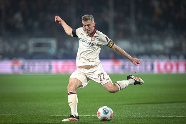 Germany, Football, 2 Bundesliga, Matchday 13, 2025 2026, VfL Bochum vs Dynamo Dresden, 21 11 2025, Vonovia Ruhrstadion, Bochum, Germany, Niklas Hauptmann Dynamo Dresden, 27 on goal kick Copyright: xMarkusxVerwimpx