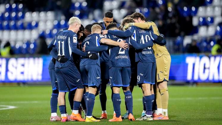 Players of TSG 1899 Hoffenheim II U23 , swear in with a team circle before kick-off, circle, team circle, concentration, camaraderie, speech, motivation, 21 11 2025, Sinsheim Germany , Football, 3 Liga, TSG 1899 Hoffenheim II MSV Duisburg, DFB DFL REGULATIONS PROHIBIT ANY USE OF PHOTOGRAPHS AS IMAGE SEQUENCES AND OR QUASI VIDEO xozx