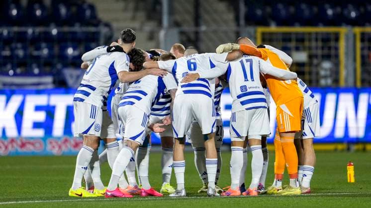 Players from MSV Duisburg, swear in with a team circle before kick-off, circle, team circle, concentration, camaraderie, speech, motivation, 21 11 2025, Sinsheim Germany , Football, 3 Liga, TSG 1899 Hoffenheim II MSV Duisburg, DFB DFL REGULATIONS PROHIBIT ANY USE OF PHOTOGRAPHS AS IMAGE SEQUENCES AND OR QUASI VIDEO xozx