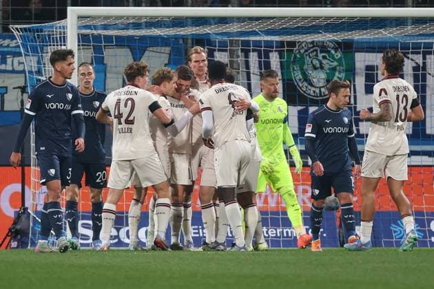 2 Bundesliga VfL Bochum SG Dynamo Dresden on 21 11 2025 at the Vonovia Ruhrstadion in Bochum Cheering, goal celebration, goal scorer, goal scorer Alexander Rossipal Dresden 19 cheers with the team after his goal for 0 to 1, here with Luca Herrmann Dresden 8 and Niklas Hauptmann Dresden 27 Noah Loosli Bochum 20 and Cajetan Lenz Bochum 34 are dissatisfied, disappointed, disappointed, depressed MH