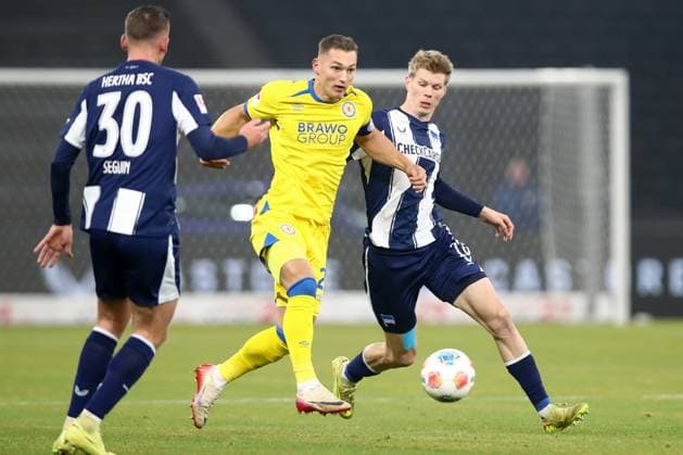 21 11 2025, xtgx, Football 2 Bundesliga Hertha BSC Berlin Eintracht Braunschweig emspor, v l Sven Koehler Köhler, Braunschweig, 27 , Luca Schuler Hertha, 18 duel, duel, fight, tackle DFL DFB REGULATIONS PROHIBIT ANY USE OF PHOTOGRAPHS as IMAGE SEQUENCES and or QUASI VIDEO Berlin