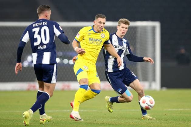 21 11 2025, xtgx, Football 2 Bundesliga Hertha BSC Berlin Eintracht Braunschweig emspor, v l Sven Koehler Köhler, Braunschweig, 27 , Luca Schuler Hertha, 18 duel, duel, fight, tackle DFL DFB REGULATIONS PROHIBIT ANY USE OF PHOTOGRAPHS as IMAGE SEQUENCES and or QUASI VIDEO Berlin