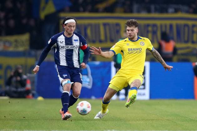 21 11 2025, xtgx, Soccer 2 Bundesliga Hertha BSC Berlin Eintracht Braunschweig emspor, v l Fabian Reese Hertha, 11 , Kevin Ehlers Braunschweig, 21 duel, duel, fight, tackle DFL DFB REGULATIONS PROHIBIT ANY USE OF PHOTOGRAPHS as IMAGE SEQUENCES and or QUASI VIDEO Berlin