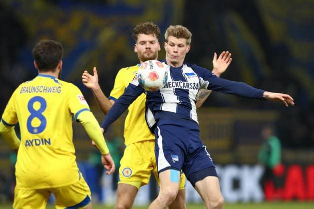 21 11 2025, xtgx, Football 2 Bundesliga Hertha BSC Berlin Eintracht Braunschweig emspor, v l Kevin Ehlers Braunschweig, 21 , Luca Schuler Hertha, 18 duel, duel, fight, tackle DFL DFB REGULATIONS PROHIBIT ANY USE OF PHOTOGRAPHS as IMAGE SEQUENCES and or QUASI VIDEO Berlin