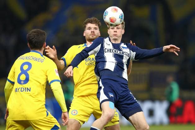 21 11 2025, xtgx, Football 2 Bundesliga Hertha BSC Berlin Eintracht Braunschweig emspor, v l Kevin Ehlers Braunschweig, 21 , Luca Schuler Hertha, 18 duel, duel, fight, tackle DFL DFB REGULATIONS PROHIBIT ANY USE OF PHOTOGRAPHS as IMAGE SEQUENCES and or QUASI VIDEO Berlin