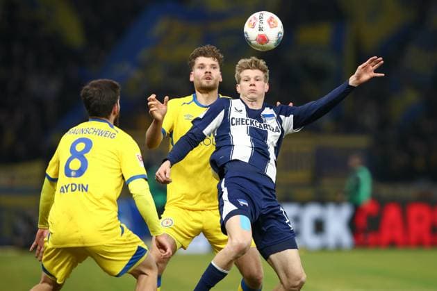 21 11 2025, xtgx, Football 2 Bundesliga Hertha BSC Berlin Eintracht Braunschweig emspor, v l Kevin Ehlers Braunschweig, 21 , Luca Schuler Hertha, 18 duel, duel, fight, tackle DFL DFB REGULATIONS PROHIBIT ANY USE OF PHOTOGRAPHS as IMAGE SEQUENCES and or QUASI VIDEO Berlin