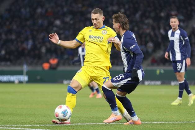 21 11 2025, xtgx, Soccer 2 Bundesliga Hertha BSC Berlin Eintracht Braunschweig emspor, v l Sven Koehler Köhler, Braunschweig, 27 , Michal Karbownik Hertha, 33 duel, fight, tackle DFL DFB REGULATIONS PROHIBIT ANY USE OF PHOTOGRAPHS as IMAGE SEQUENCES and or QUASI VIDEO Berlin