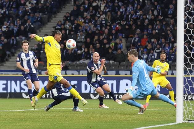 21 11 2025, xtgx, Soccer 2 Bundesliga Hertha BSC Berlin Eintracht Braunschweig emspor, v l Sidi Sane Braunschweig, 24 shot on goal, shoots the ball on goal, shot DFL DFB REGULATIONS PROHIBIT ANY USE OF PHOTOGRAPHS as IMAGE SEQUENCES and or QUASI VIDEO Berlin