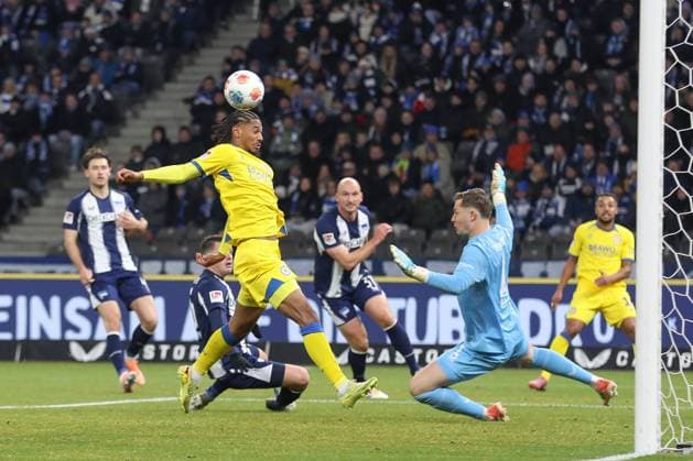 21 11 2025, xtgx, Soccer 2 Bundesliga Hertha BSC Berlin Eintracht Braunschweig emspor, v l Sidi Sane Braunschweig, 24 shot on goal, shoots the ball on goal, shot DFL DFB REGULATIONS PROHIBIT ANY USE OF PHOTOGRAPHS as IMAGE SEQUENCES and or QUASI VIDEO Berlin