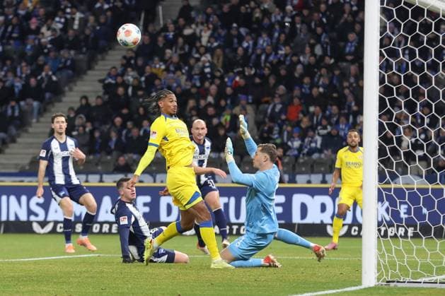21 11 2025, xtgx, Soccer 2 Bundesliga Hertha BSC Berlin Eintracht Braunschweig emspor, v l Sidi Sane Braunschweig, 24 shot on goal, shoots the ball on goal, shot DFL DFB REGULATIONS PROHIBIT ANY USE OF PHOTOGRAPHS as IMAGE SEQUENCES and or QUASI VIDEO Berlin