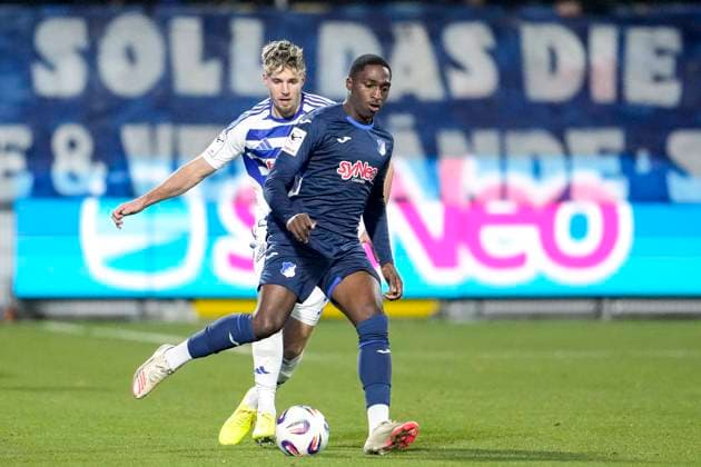 v li Tobias Fleckstein MSV, 5 , David Mokwa TSG II, 13 , duel, duel, tackle, tackling, dynamics, action, action, 21 11 2025, Sinsheim Germany , Football, 3 Liga, TSG 1899 Hoffenheim II MSV Duisburg, DFB DFL REGULATIONS PROHIBIT ANY USE OF PHOTOGRAPHS AS IMAGE SEQUENCES AND OR QUASI VIDEO xozx