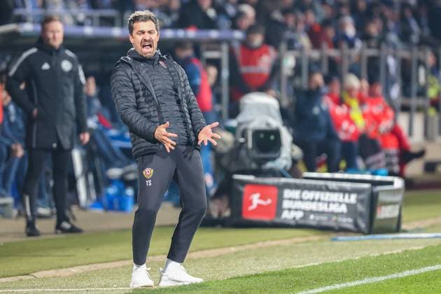 2 Bundesliga VfL Bochum SG Dynamo Dresden on 21 11 2025 at the Vonovia Ruhrstadion in Bochum Coach Thomas Stamm Dresden shouts and gesticulates MH