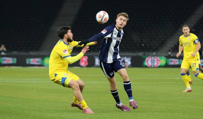 Mehmet Aydin, Marten Winkler duel Match scene Action Sport Football Soccer DFL 2 Bundesliga Men 13 Matchday Season 2025 2026 21 11 2025 Hertha BSC Berlin vs Eintracht Braunschweig BTSV DFL regulations prohibit any use of photographs as image sequences and or quasi video