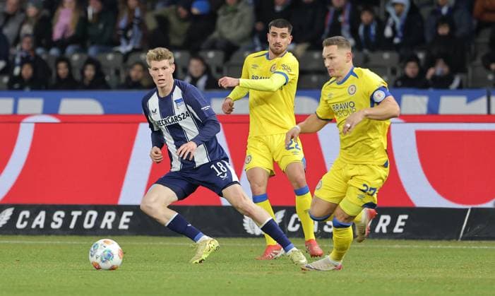 Luca Schuler, Fabio Di Michele Sanchez, Sven Köhler duel Match scene Action Sport Soccer Football DFL 2 Bundesliga Men 13 Matchday Season 2025 2026 21 11 2025 Hertha BSC Berlin vs Eintracht Braunschweig BTSV DFL regulations prohibit any use of photographs as image sequences and or quasi video