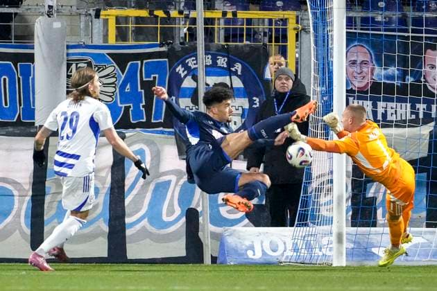 v li Joshua Bitter MSV, 29 , Valentin Gendrey TSG II, 2 , Maximilian Braune Max Braune, goalkeeper, MSV, 1 , duel, duel scene, duel, tackle, tackling, dynamics, action, action, in the penalty area, Penalty area scene, 21 11 2025, Sinsheim Germany , Soccer, 3 Liga, TSG 1899 Hoffenheim II MSV Duisburg, DFB DFL REGULATIONS PROHIBIT ANY USE OF PHOTOGRAPHS AS IMAGE SEQUENCES AND OR QUASI VIDEO xozx