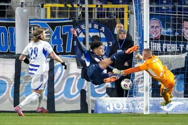 v li Joshua Bitter MSV, 29 , Valentin Gendrey TSG II, 2 , Maximilian Braune Max Braune, goalkeeper, MSV, 1 , duel, duel scene, duel, tackle, tackling, dynamics, action, action, in the penalty area, Penalty area scene, 21 11 2025, Sinsheim Germany , Soccer, 3 Liga, TSG 1899 Hoffenheim II MSV Duisburg, DFB DFL REGULATIONS PROHIBIT ANY USE OF PHOTOGRAPHS AS IMAGE SEQUENCES AND OR QUASI VIDEO xozx
