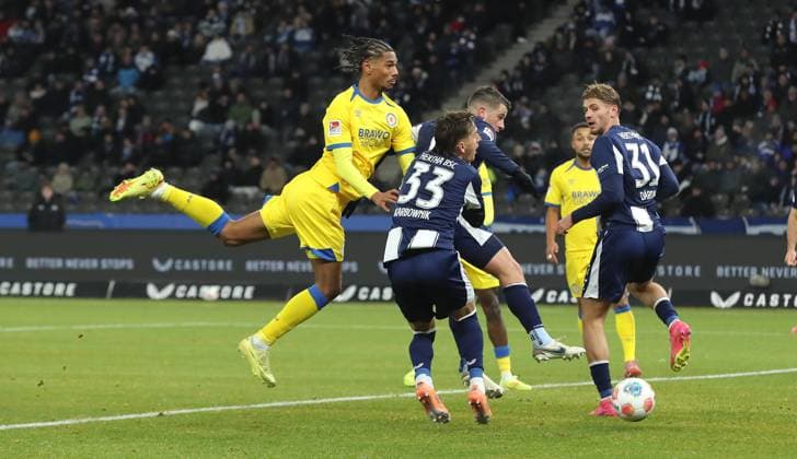 Sidi Sane, Michal Karbownik, Diego Demme, Marton Dardai duel match scene Action Sport Soccer Football DFL 2 Bundesliga Men 13 Matchday Season 2025 2026 21 11 2025 Hertha BSC Berlin vs Eintracht Braunschweig BTSV DFL regulations prohibit any use of photographs as image sequences and or quasi video