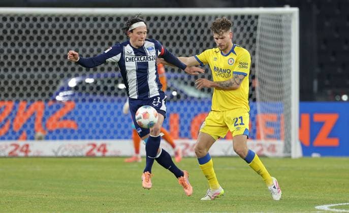 Fabian Reese on the ball, Kevin Ehlers duel Match scene Action Sport Football Soccer DFL 2 Bundesliga Men 13 Matchday Season 2025 2026 21 11 2025 Hertha BSC Berlin vs Eintracht Braunschweig BTSV DFL regulations prohibit any use of photographs as image sequences and or quasi video