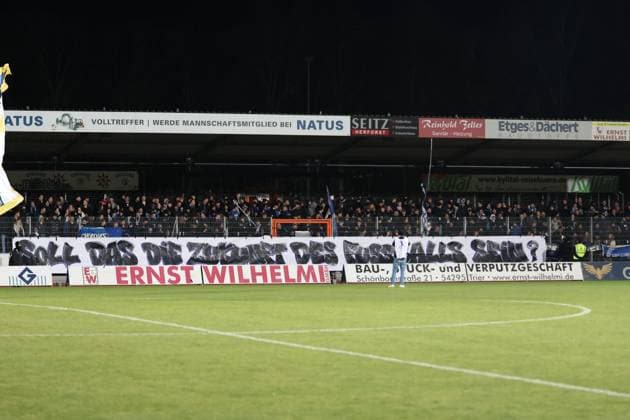 21 11 2025, xrekx, Soccer Regionalliga Suedwest, Eintracht Trier TSV Steinbach Haiger v l Trier Fans ,Atmosphere, Scarves, Shirt, Flag, Banner, Ultras, Spectators, Visitors, Choreo, Choreography, atmosphere, spectators, Visitors DFL DFB REGULATIONS PROHIBIT ANY USE OF PHOTOGRAPHS as IMAGE SEQUENCES and or QUASI VIDEO Trier