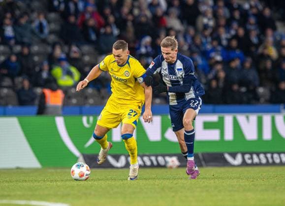 Soccer, Men, Season 2025 2026, 2 Bundesliga 13 Matchday , Hertha BSC Eintracht Braunschweig, v l Sven Köhler Braunschweig , Marten Winkler Hertha BSC , 21 11 2025, Copyright: xSebastianxRäppold MatthiasxKochx