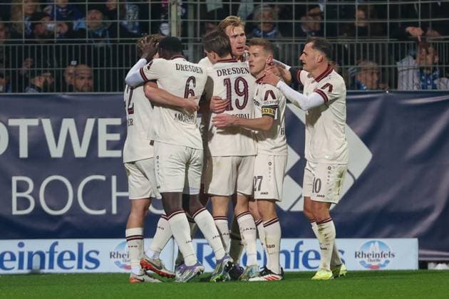 2 Bundesliga VfL Bochum SG Dynamo Dresden on 21 11 2025 at the Vonovia Ruhrstadion in Bochum Cheering, goal celebration, goal scorer Vincent Vermeij Dresden 9 celebrates with the team after his goal for 0 to 2 , here with Kofi Amoako Dresden 6 , Alexander Rossipal Dresden 19 , Niklas Hauptmann Dresden 27 , Jakob Lemmer Dresden 10 MH